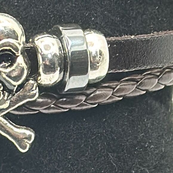 Brand New!! Leather and metal skull and crossbones bracelet - Picture 3 of 5